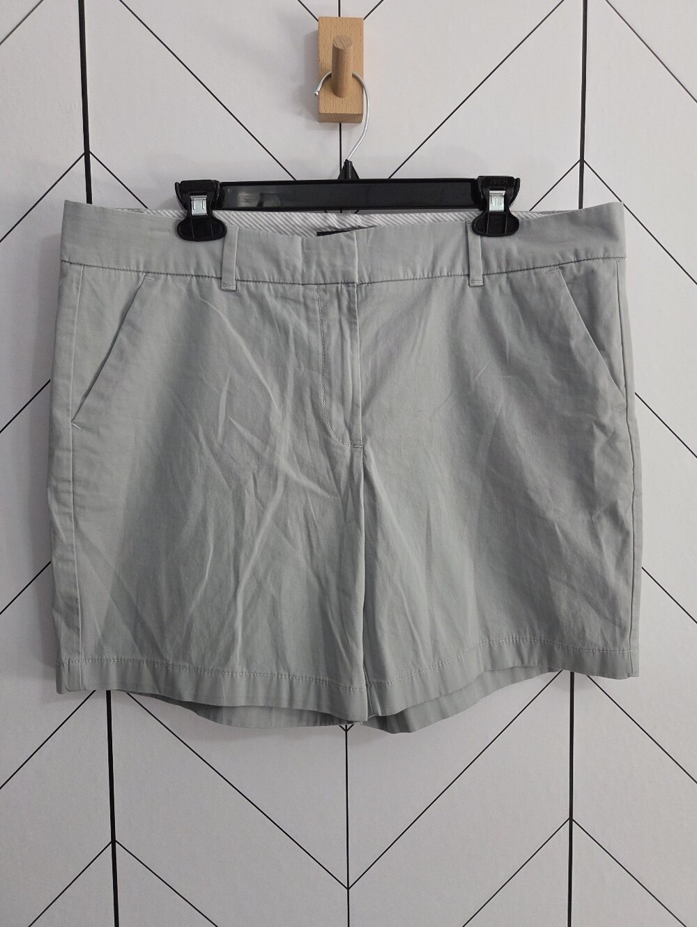 NWT Tommy Hilfiger Light Grey Flat Front Chino Shorts Stretch Cotton, Size 14